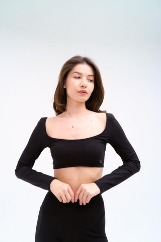 Normal People Sora - Uzun Kollu Toparlayıcı Crop/ Şeftali Dokulu Peach Skin Kumaş Siyah