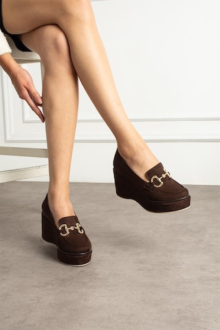 Zenne Shoes Dolgu Topuklu Tokalı Kadın Ayakkabı Kahverengi