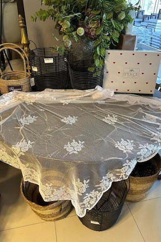 Engela Çiçek Desenli Fiskos Masa Örtüsü 150x150 Cm Beyaz