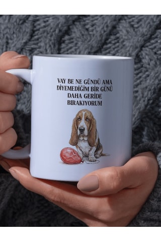 "vay Be Ne Gündü Ama Diyemediğim Bir Günü Daha Geride Bırakıyorum Yazılı Üzgün Köpek Tasarımlı Kupa"