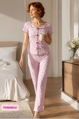 Çağrı Bie's Lila Çiçek Desen Kayık Yaka Düğmesiz Fitilli Kumaş Fiyonk Detay Pamuklu Kısa Kollu Pijama Takımı