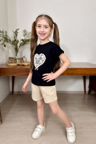 Riccotarz Kız Çocuk Göğsünde Dantel İşleme Kalp Detaylı Siyah T-shirt Beli Lastikli Şortlu Takım