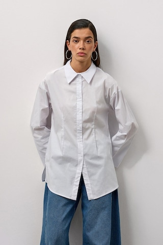 Molene Beyaz Pensli Fitted Poplin Gömlek