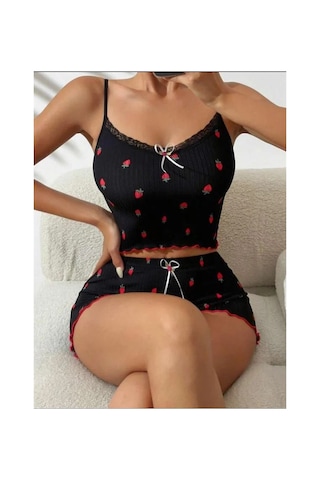 Emvera Kadın Siyah Üstüne Kırmızı Çilek Desenli Askılı Şortlu Pijama Takımı