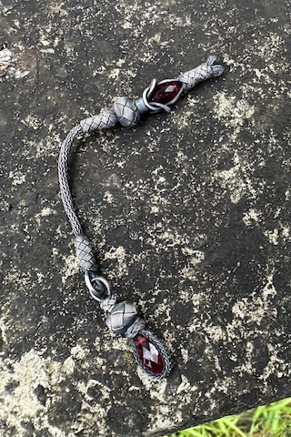 Zamansız Şıklık: Bordo Kristal Taşlı Oksitli Gümüş Kazaziye Tekli Tesbih Püskülü