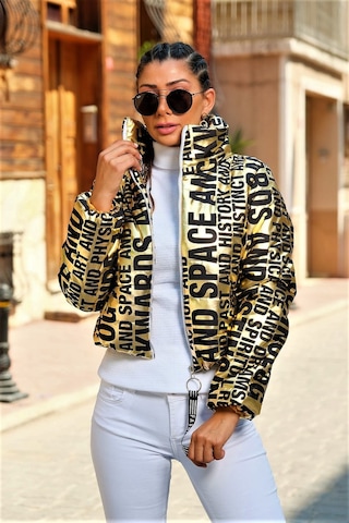 Kadın Gold Parlak Yazılı Dik Yaka Kısa Şişme Mont