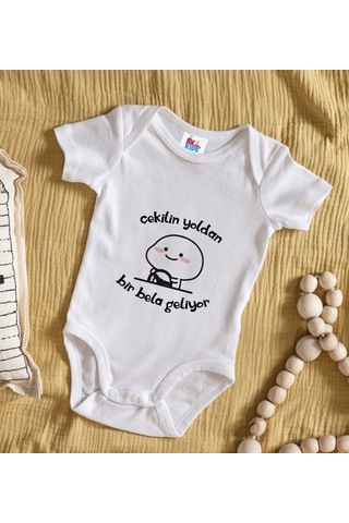 Bk Kids Bir Bela Geliyor Tasarımlı Beyaz Bebek Body Zıbın-1 Çok Renkli