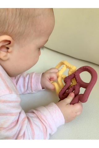 Minik-o Oioi Diş Kaşıyıcı Annenin Eli - Kırmızı