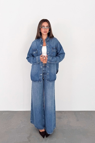Kadın Açık Mavi Jean Denim Oversize Kalıp %100 Tencel Dökümlü Cepli Düğmeli Kot Gömlek Sofia-6002 Açik Mavi