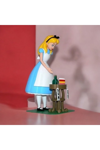 Alice Harikalar Diyarında Alice Figürü