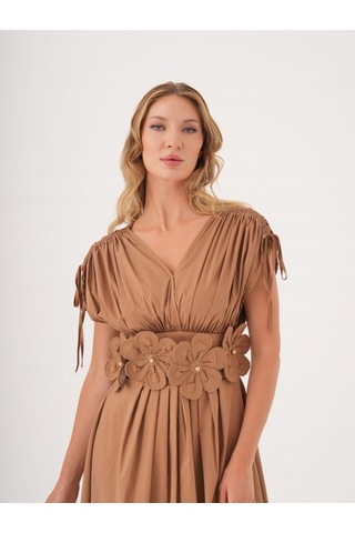 Kadın Bel Detaylı Kısa Kollu Elbise Çiçek Aplikeli, Büzgü Ve Bağcık Detaylı, %100 Pamuk Camel