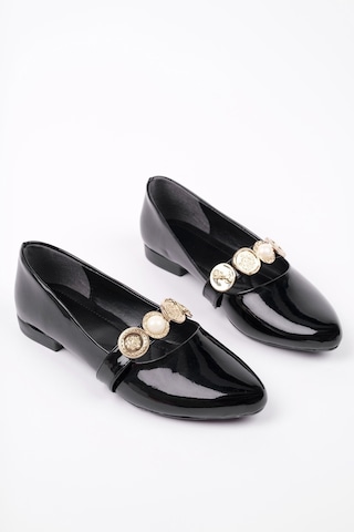 Muggo Poena Broş Detaylı Tek Bantlı Günlük Kadın Babet Siyah Rugan