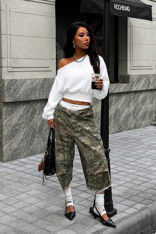 Tarz Cool Kadın Asimetrik Yaka Crop Sweatshirt Omuz Dekolteli Büzgülü Fermuar Detaylı Beyaz