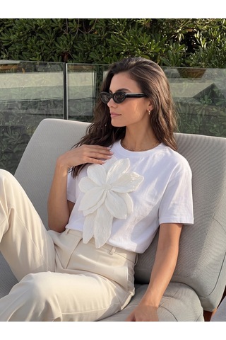 Onloox Kadın Beyaz Beyaz Pamuklu Kısa Kollu Bisiklet Yaka Çiçek Aksesuar Detaylı Örme Üst T-shirt
