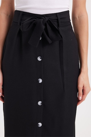 Tudors Kadın Slim Fit Dar Kesim Pileli Pamuklu Ön Düğme Kapamalı Kuşaklı Yırtmaçlı Siyah Etek -50946