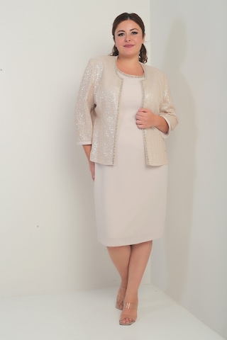 By Saygı Kadın Kolsuz Astarlı Elbise Pul İşlemeli Ceket Taş Detaylı Büyük Beden 2'li Takım Gold