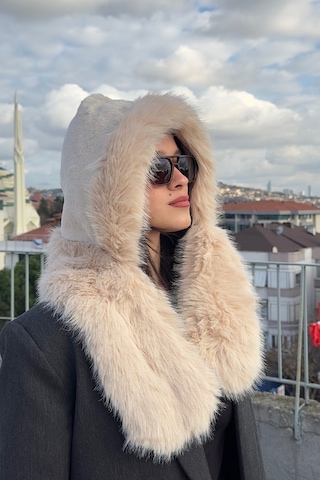 Mollycrush Peluş Boyun Bağlamalı Şapka Bere Suni Kürklü Bej Özel Tasarım Atkılı Kadın Şapkası Bej