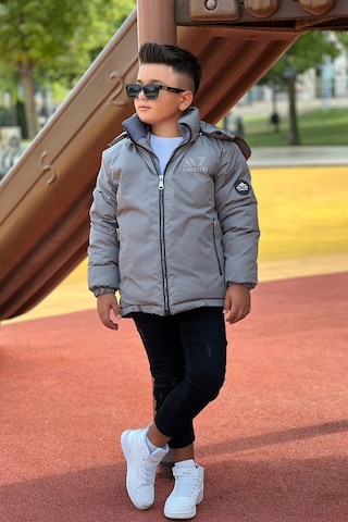 Erkek Çocuk Çıkarılabilir Kapüşonlu Baskılı Yakası Detaylı Kışlık Mont Km3501 Füme