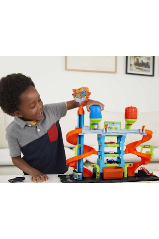 Hot Wheels Mega Araba Yıkama Kulesi: Döner Spiral Ve İki Su Tankıyla Gerçekçi Yıkama Deneyimi Hot Wheels