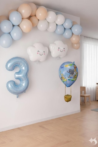 3 Yaş Mavi Gökyüzü Doğum Günü Konsepti Mavi