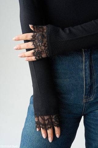 Pantofashion Kadın Dantel Detaylı Kayık Yaka Bluz Uzun Kollu Slim Fit Şık Günl Siyah
