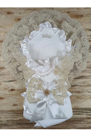 Sahra Taç Nakışlı İnci Ve Dantel Fiyonklu Çift Dantel Duvaklı Trilüks Kundak Bebek Battaniyesi Gold Çok Renkli