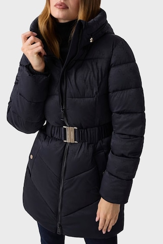 Guess Logolu Kapüşonlu Yaka Orta Boy Şişme Mont W6bl50w4144 Kadın Mont W6bl50 W4144 Jblk Siyah