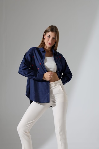 Corradeo Giyim Yeni Sezon Oversize Çizgili Poplin Kumaş Kalp Nakış Detaylı Apoletli Tasarım Gömlek Lacivert