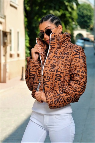 Kadın Kahverengi Yazılı Dik Yaka Su Geçirmez Kısa Şişme Mont