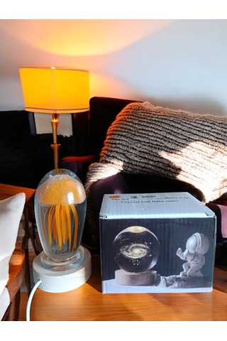 Ahşap Altlıklı Turuncu Renk Deniz Anası Görünümlü Işıklı Küre