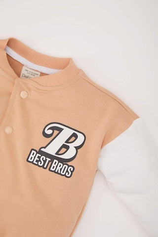 DeFacto Erkek Bebek Kolej Yaka Baskılı Çıtçıt Kapamalı Bomber Hırka D6290A524WNBG269 Bej