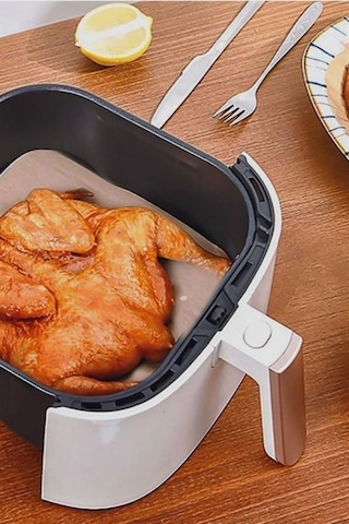 100 Adet Air Fryer Pişirme Kağıdı Tek Kullanımlık Yağ Su Geçirmez Yapışmaz Deliksiz Düz Kare Model Kahverengi