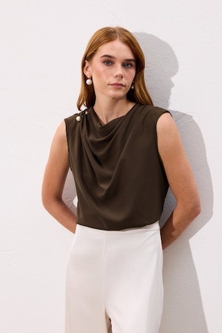 Sateen İnci Broşlu Degaje Bluz - Kahve-136737 kahve