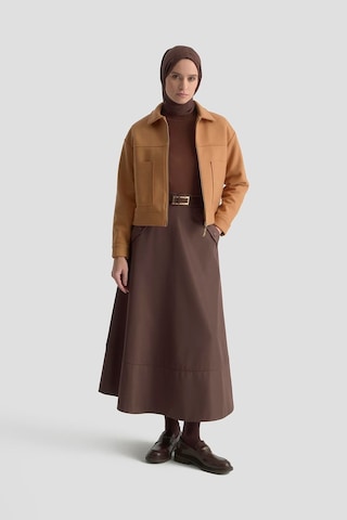 Armine Trend Boydan Fermuarlı Cep Detaylı Kısa Ceket Camel 25kt517