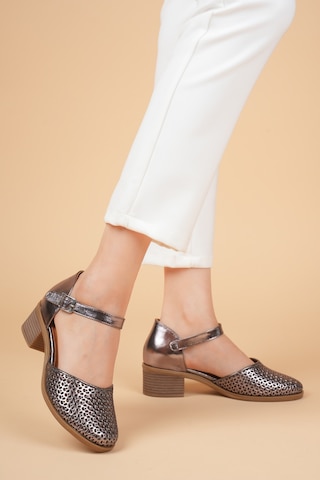 Analin Shoes Kadın Hakiki Deri Burnu Kapalı Delikli Sandalet Platin