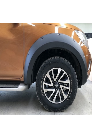 Nissan Navara Np300 2018 Adblue Çıkıntılı Civatalı Çamurluk Kapla