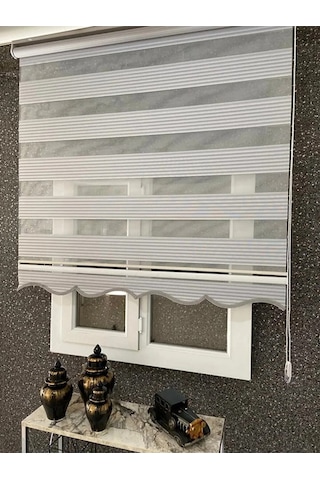 Açık Gri Geniş Pliseli Zebra Stor Perde Eteği Dilimli Alüminyum Kasa Metal Ayak Açık Gri