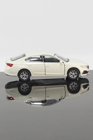 Toyaş Skoda Octavia  Model Çek Bırak Araba 11 CM Beyaz