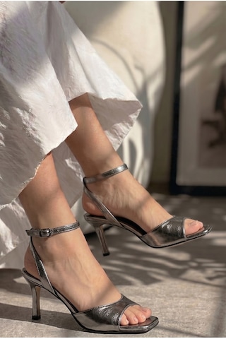 Giamgia Store Kadın Platin Bilekten Bağlamalı Küt Burun İnce Topuklu Stiletto Abiye Ayakkabı-2343