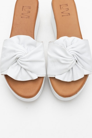 Luvishoes Luvi Shoes Jeff Beyaz Cilt Hakiki Deri Fiyonklu Kadın Dolgu Topuklu Terlik Beyaz