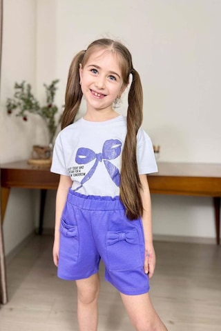 Riccotarz Kız Çocuk Üzerinde Digital Kurdela Basklı T-shirt Ve Fiyonk Cep Detaylı Lila Şortlu Takım