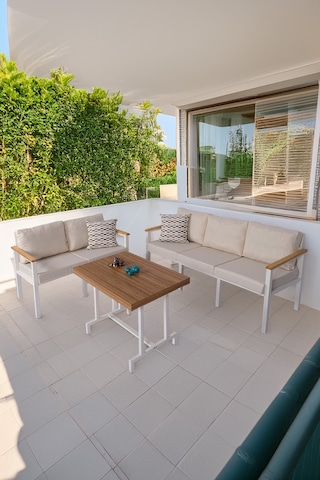 Neokas Balkon Mobilyası, Bahçe Takımı, Kafe Koltuğu, Bekleme Alanı Koltuğu, 2 + 3 + Masa Beyaz