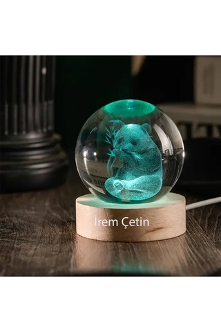İsme Özel Büyük Boy Renkli Işıklı Ahşap Kaideli Panda Temalı Cam Küre 8cm