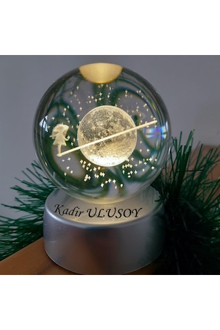 Kişiye Özel Satürnlü Kız Işıklı 6 Cm Çapında Cam Kristal Küre