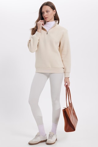 Tudors Kadın Relax Fit Rahat Kesim Pamuklu İçi Polarlı Yarım Fermuarlı Ekru Dik Yaka Sweatshirt-42196 Ekru