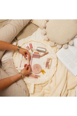 The Flat Lay Co. Vanilya Paraşüt Bağcıklı Makyaj Çantası, Seyahat İçin Pratik Ve Şık Çanta
