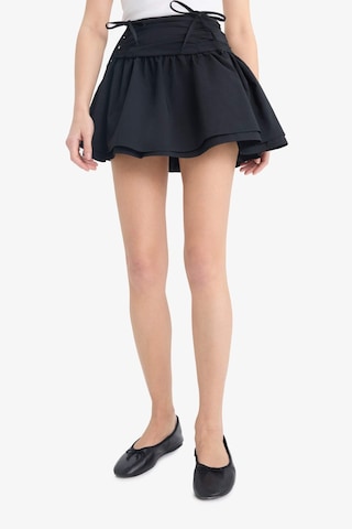 DeFacto Coool A Kesim Normal Bel Penye Astar Poplin Mini Etek E7588AX25SPBK81 Siyah