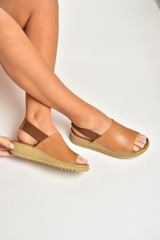Fox Shoes Y555541303 Taba Hakiki Deri Alçak Tabanlı Kadın Sandalet