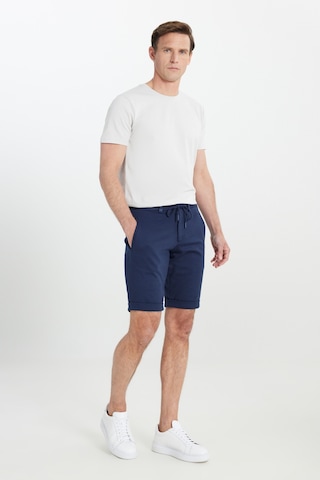 AC&Co / Altınyıldız Classics Erkek Lacı Pamuklu Slim Fit Dar Kesim Beli Bağlamalı Yan Cepli Çizgili Şort Lacı Lacivert