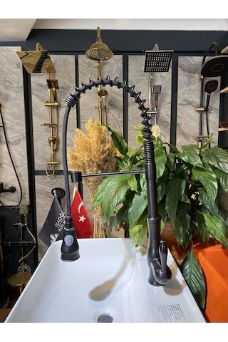 İsaoğlu Yapı Siyah Mutfak Bataryası Spiralli Uzayan Sistem Endüstriyel Tasarım Tazzik Ayarlı Musluk Siyah